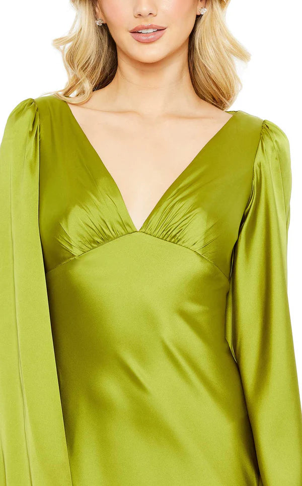 Abito da ballo lungo fino al pavimento, con scollo a V, maniche svasate e linea ad A