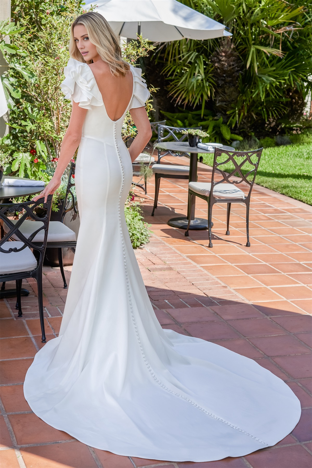Vestido de novia de satén con escote en V, mangas con volantes, espalda descubierta y largo hasta el suelo