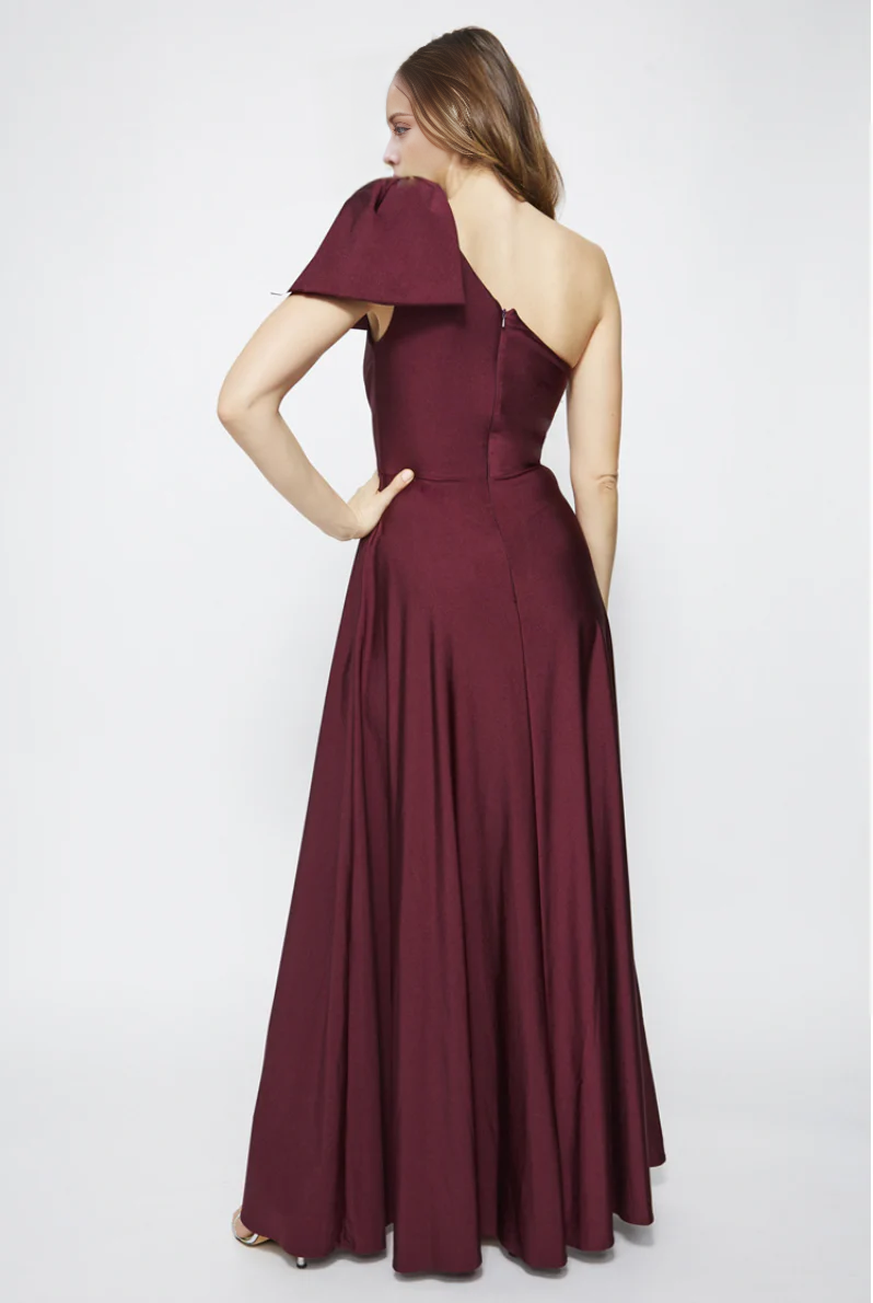 Vestido de fiesta Jimiss con cuello asimétrico, hombros descubiertos, sin mangas, espalda descubierta, abertura lateral y largo hasta el suelo