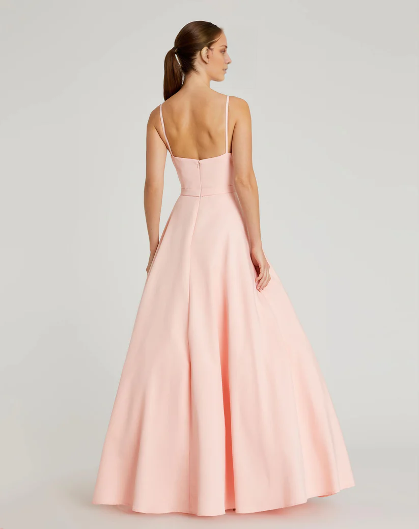 Vestido de noche largo hasta el suelo, sin mangas, con escote en V y tirantes finos