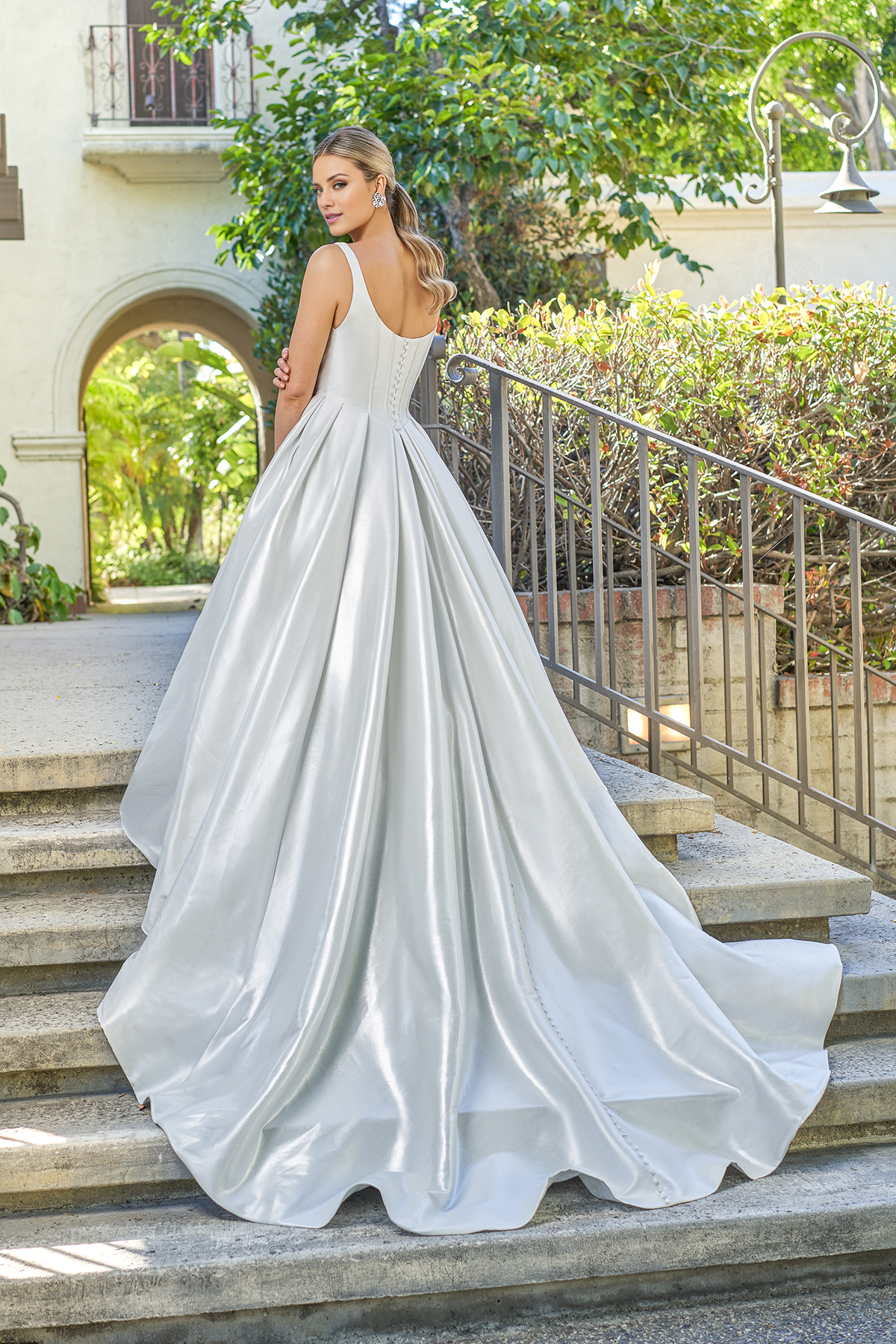 Abito da sposa a trapezio in raso con scollo quadrato, corsetto stretto e lunghezza al pavimento
