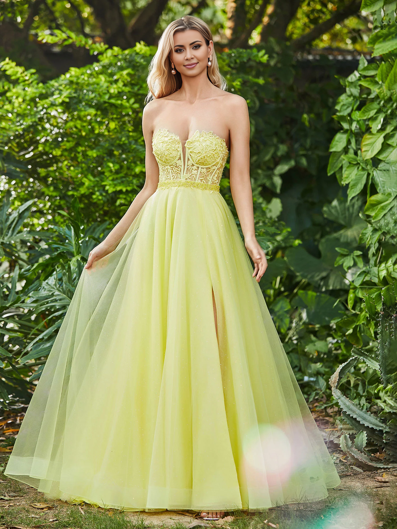 Abito trasparente con spacco a trapezio, senza spalline e adesivo, attillato e trasparente