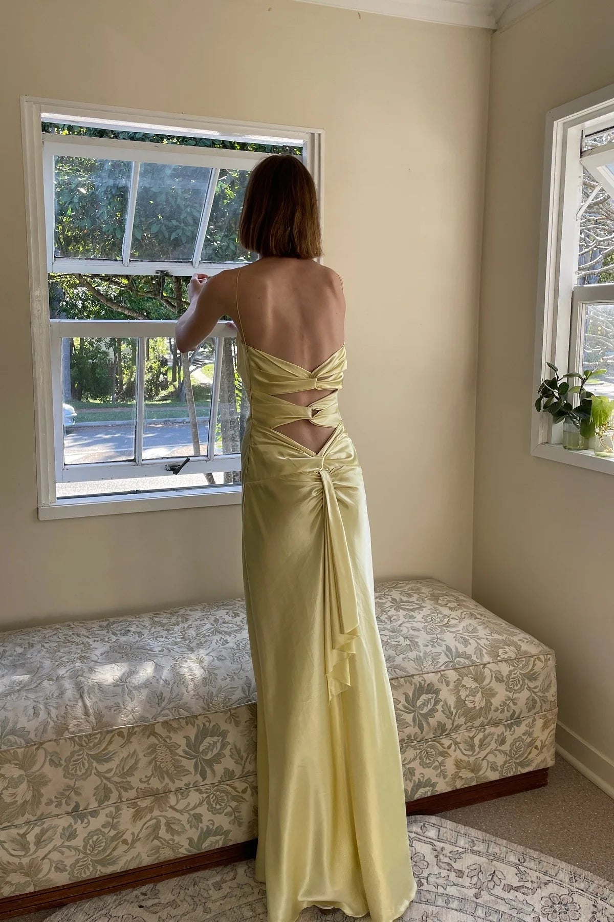 Vestido de fiesta largo con tirantes finos y elegante color amarillo de Jimiss