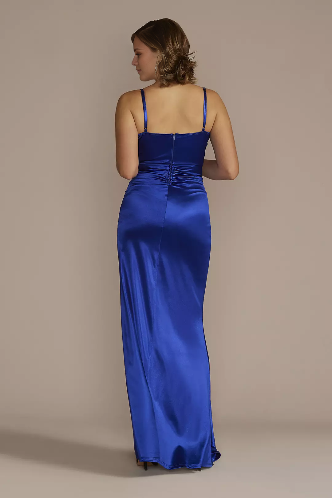 Vestido de fiesta largo fruncido de satén con abertura de Jimiss