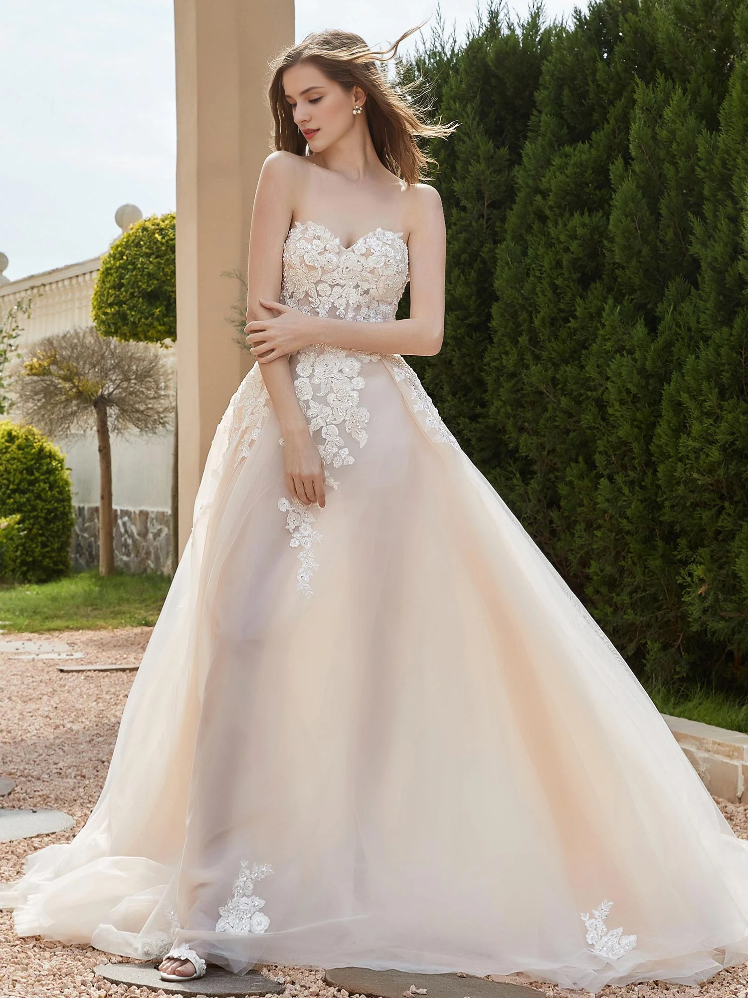 Decorazione con perline a forma di cuore per abito da sposa con strascico in chiesa