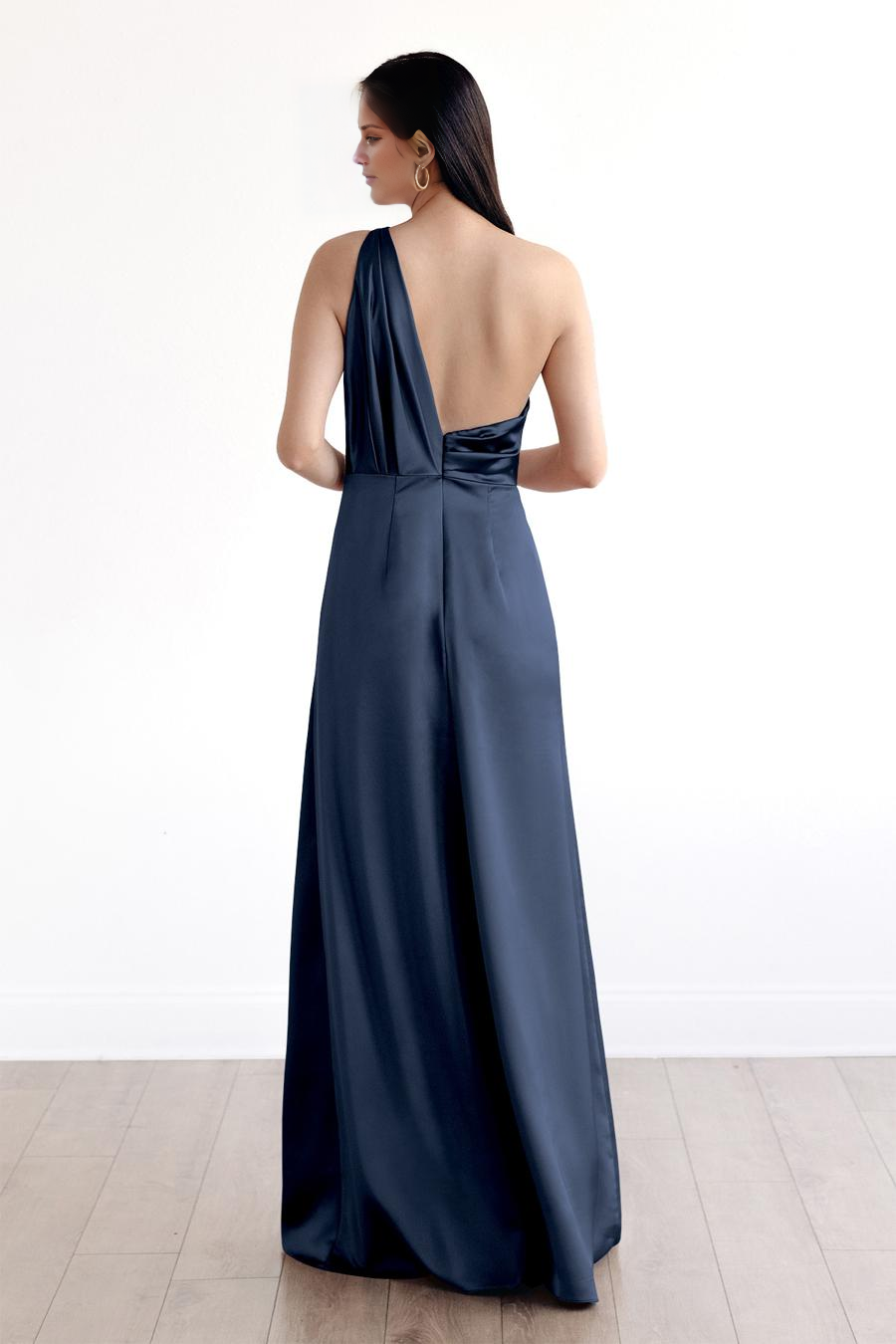 Vestido de noche Jimiss con escote asimétrico, hombros descubiertos, pliegues y largo hasta el suelo.