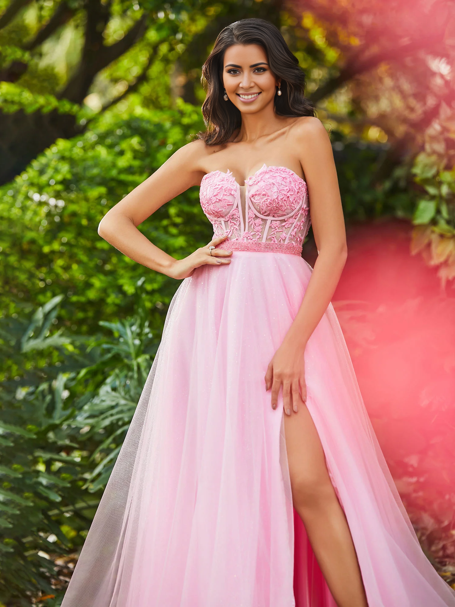 Abito in chiffon trasparente, senza spalline, aderente, con spacco, a trapezio