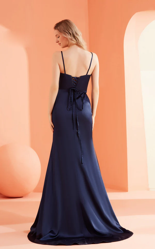 Abito da ballo aderente senza maniche con scollo a V, spalline sottili e lunghezza fino al pavimento.