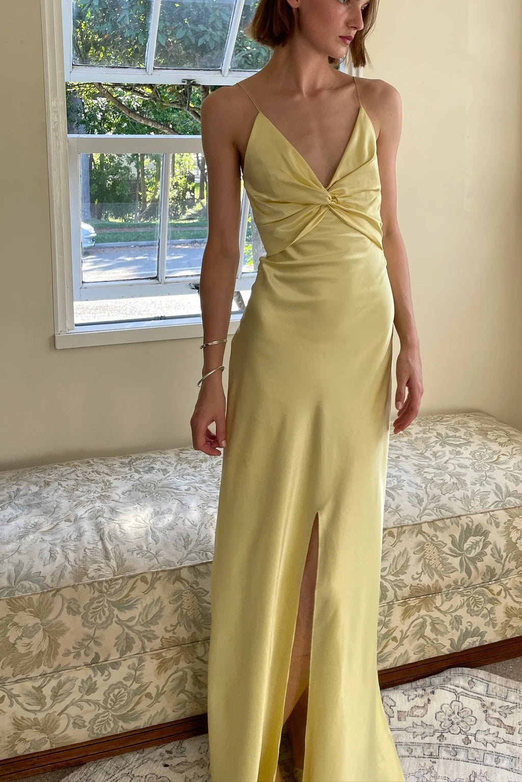 Vestido de fiesta largo con tirantes finos y elegante color amarillo de Jimiss