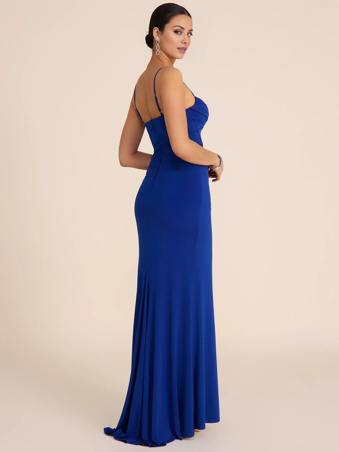 Vestido de noche largo hasta el suelo con corsé ajustado, tirantes finos y cuello alto de Jimiss con abertura superior