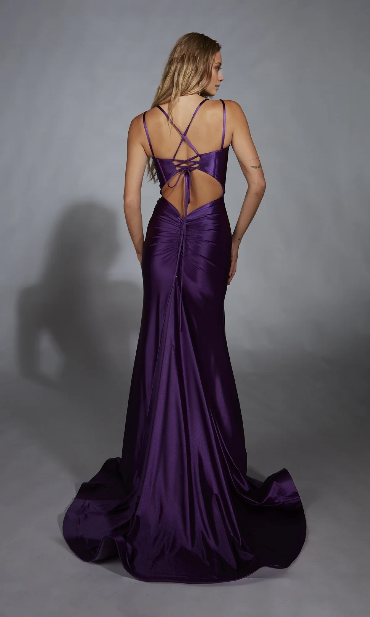 Vestido de noche Jimiss de corte sirena, escote cuadrado, tirantes finos, espalda descubierta y largo hasta el suelo 