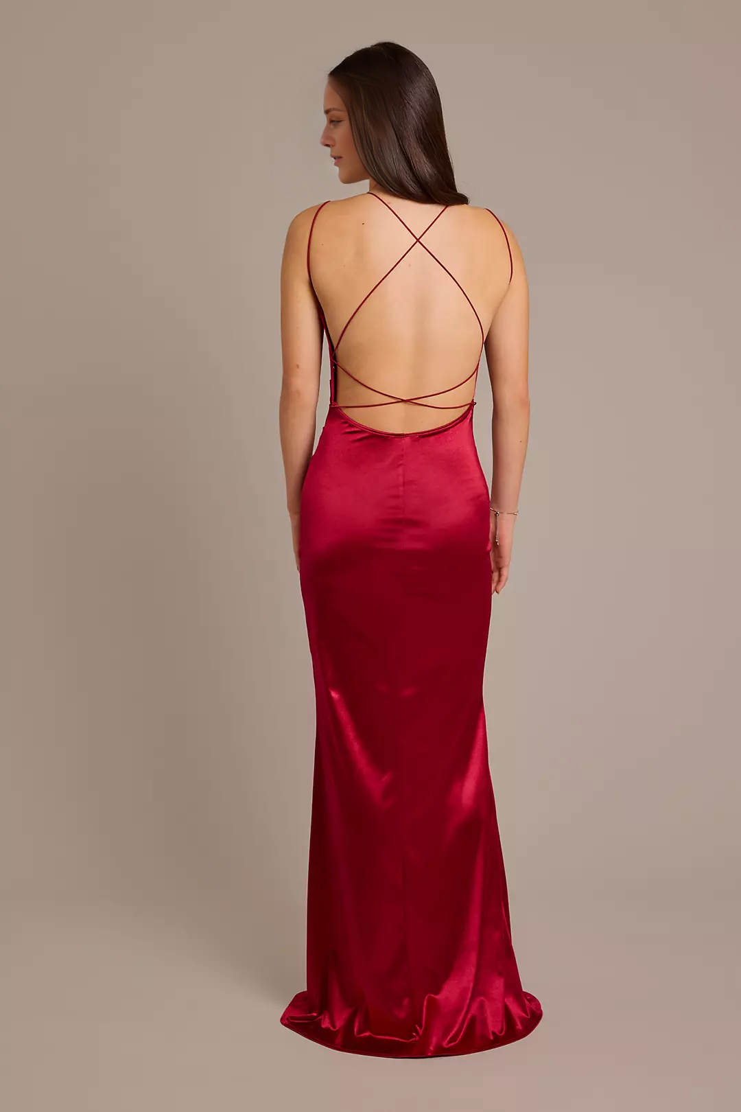 Vestido Jimiss de satén con escote cuadrado y doble tirante con abertura