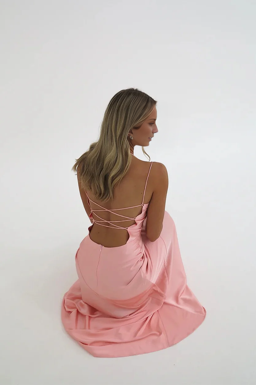 Vestido de fiesta largo rosa con abertura frontal y tirantes finos y minimalista de Jimiss