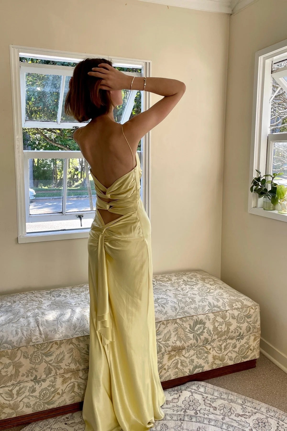 Vestido de fiesta largo con tirantes finos y elegante color amarillo de Jimiss