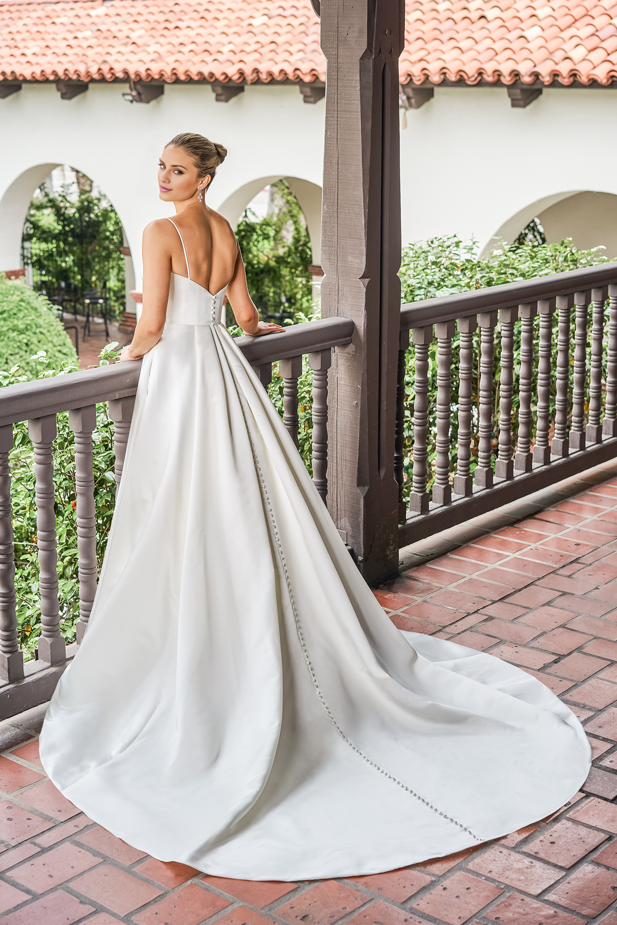 Abito da sposa asimmetrico in raso a trapezio con spacchi laterali e lunghezza al pavimento