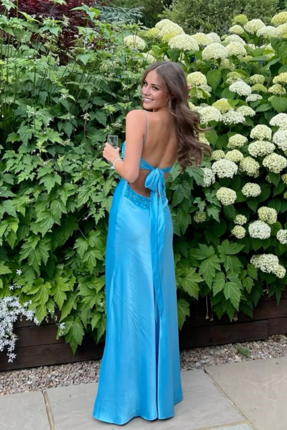 Vestido largo Jimiss de corte A con escote en V, tiras en la espalda y cuentas azules