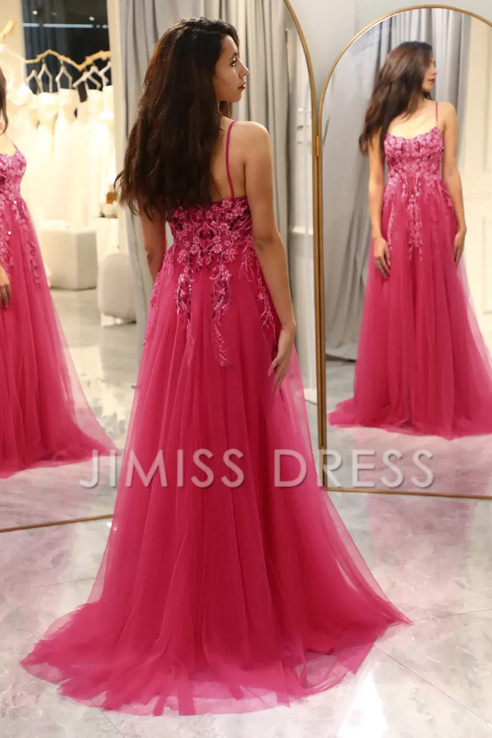 Vestido de fiesta Jimiss de corte A con tirantes finos en color fucsia, largo y transparente con apliques 