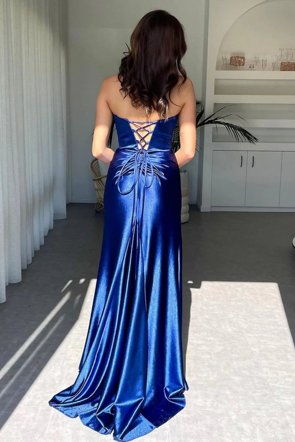 Vestido de fiesta largo azul tesoro con escote en V profundo y corte sirena de Jimiss