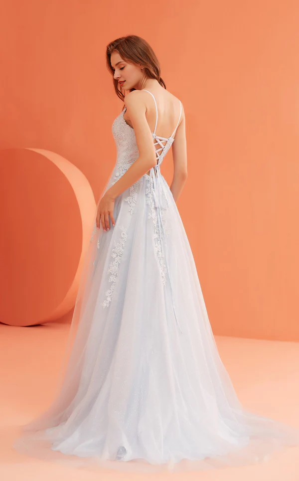 Abito da ballo lungo fino al pavimento, con scollatura a V profonda, spalline sottili e spacchi laterali in chiffon ricamato.