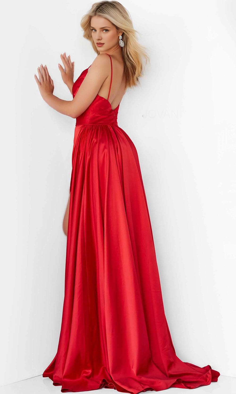 Vestido de noche largo hasta el suelo con escote en V, tirantes finos y pantalones cortos envueltos en altura.