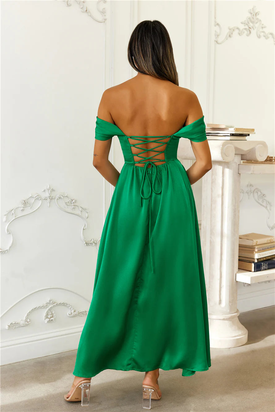 Vestido de fiesta largo de satén con tirantes en la espalda y hombros descubiertos de Jimiss