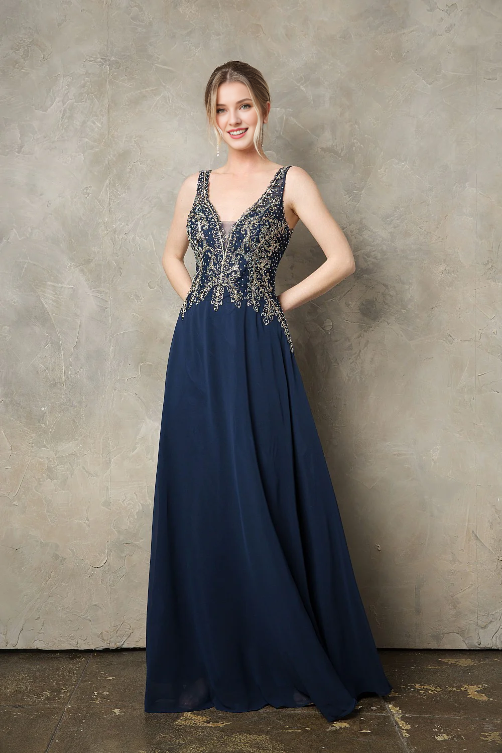 Abito lungo in chiffon senza maniche con ricami di perline e gonna a trapezio