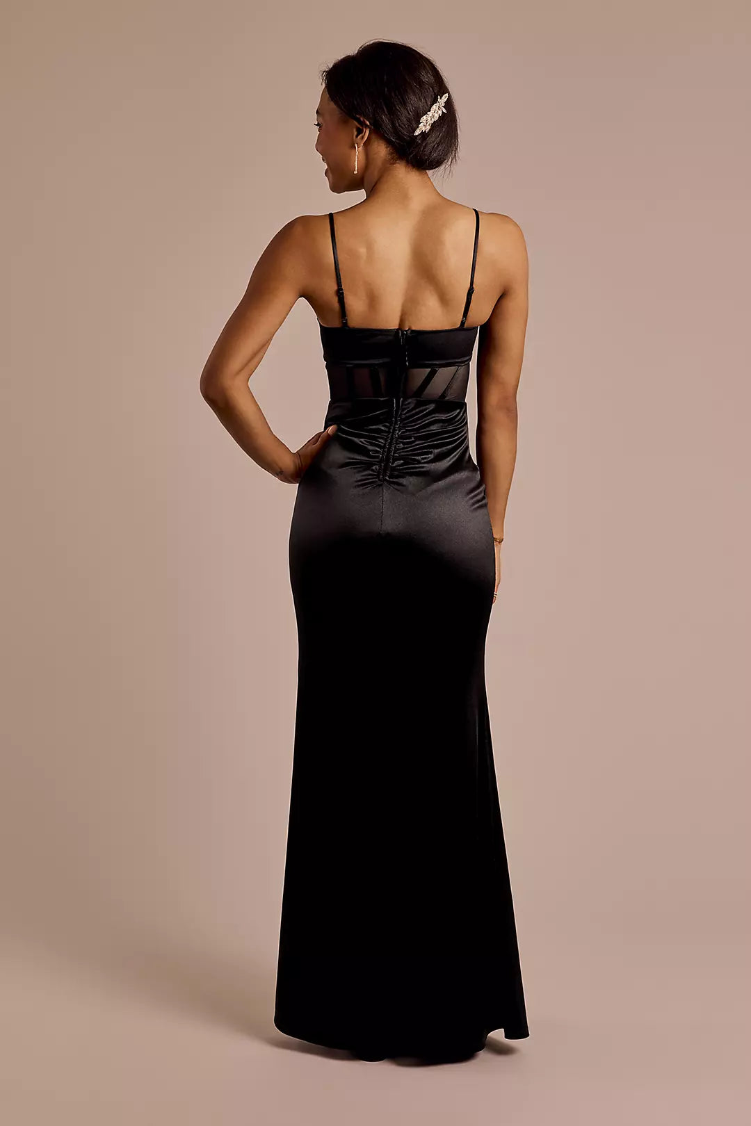 Vestido tubo de satén esculpido con rosetas de Jimiss