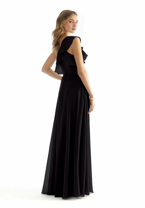 Vestido largo hasta el suelo con falda de gasa con volantes en el bajo, cuello en A y un solo hombro.