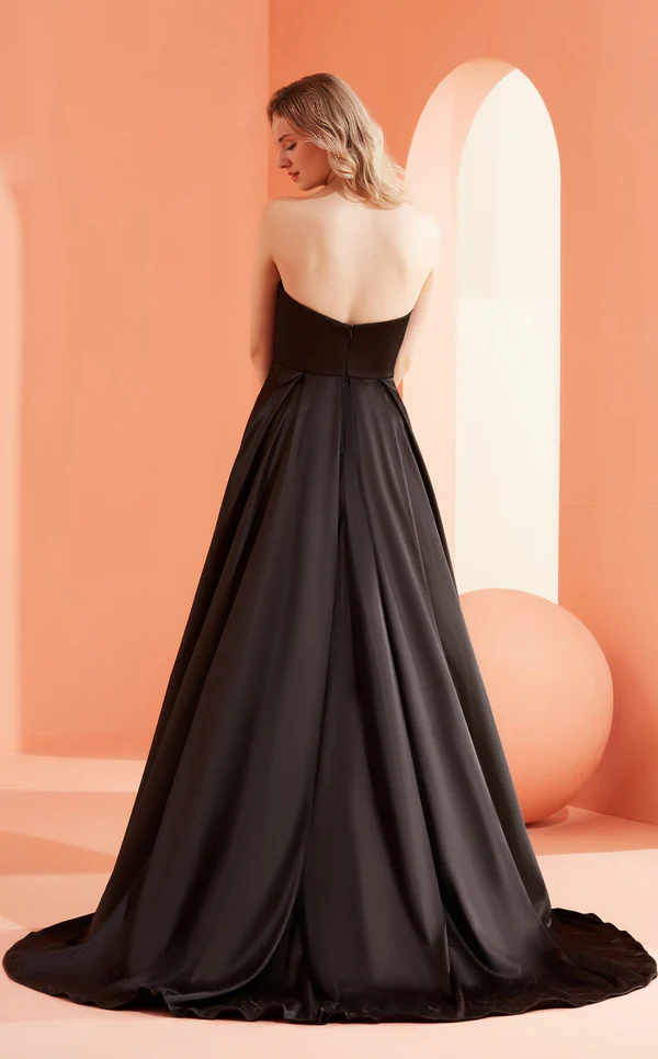 Abito da ballo lungo fino al pavimento, con scollatura a cuore a trapezio, spacchi laterali senza spalline