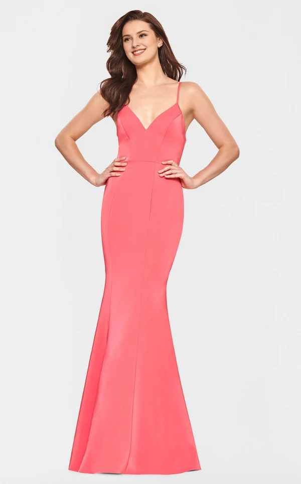 Vestido de noche con escote de corazón, tirantes finos, corsé ajustado de satén en la espalda y largo hasta el suelo