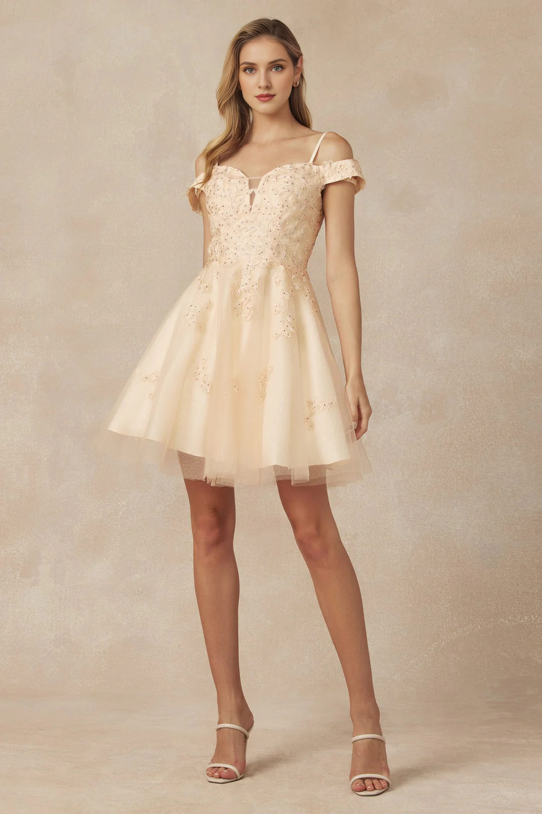 Vestido corto con hombros descubiertos y bordado de hojas