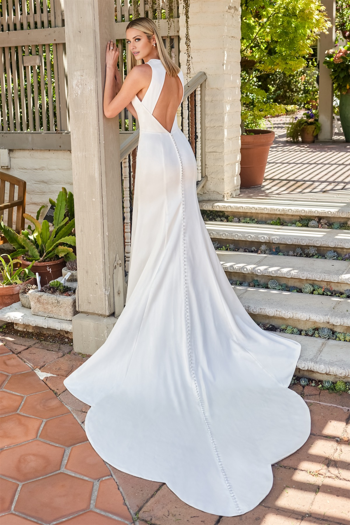Elegant Ivory Crepe Sheath/Column V-Neck Floor-Length Gown with High Slit
