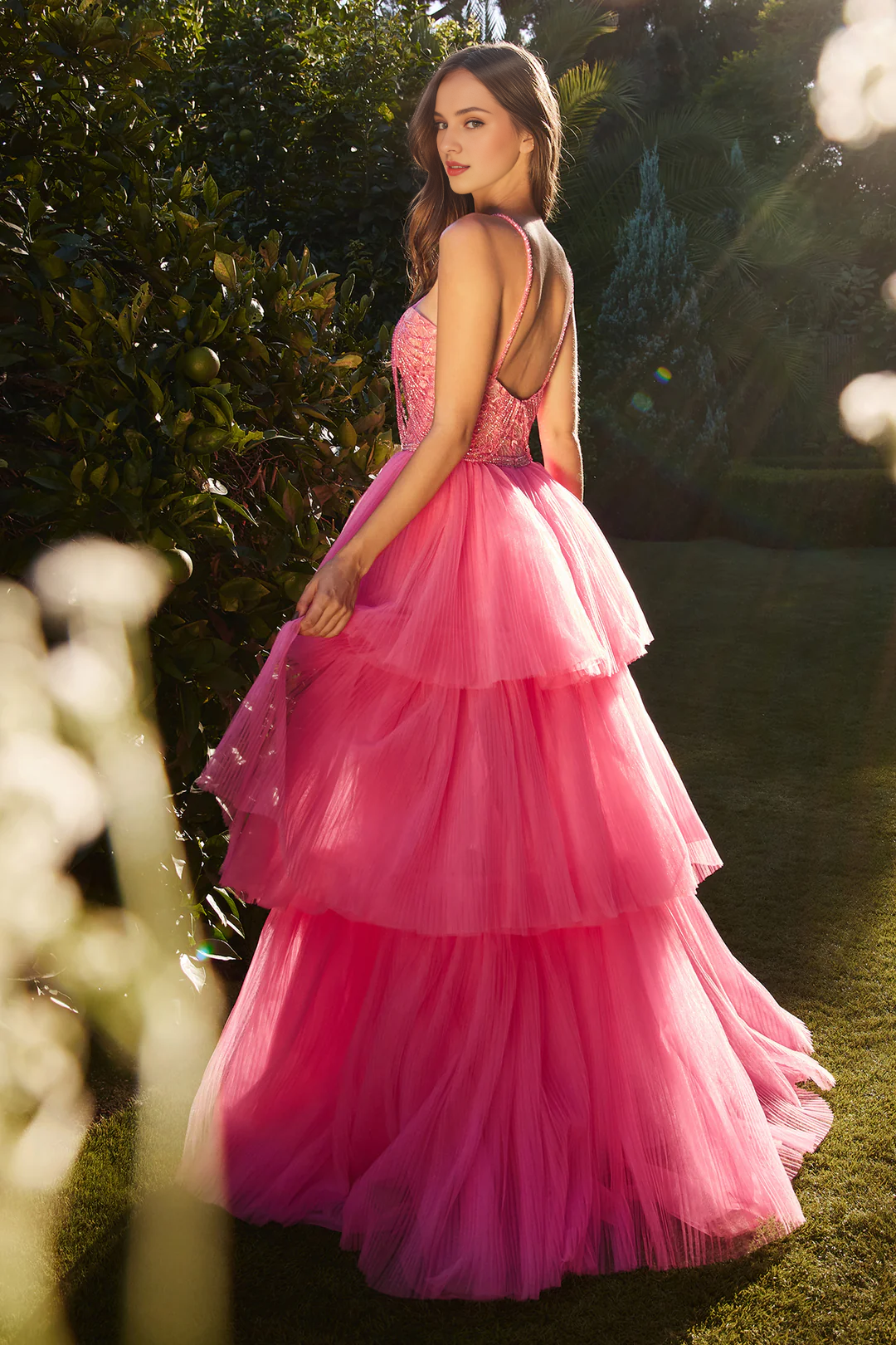 Vestido tipo corsé ajustado con cuello largo y cuentas