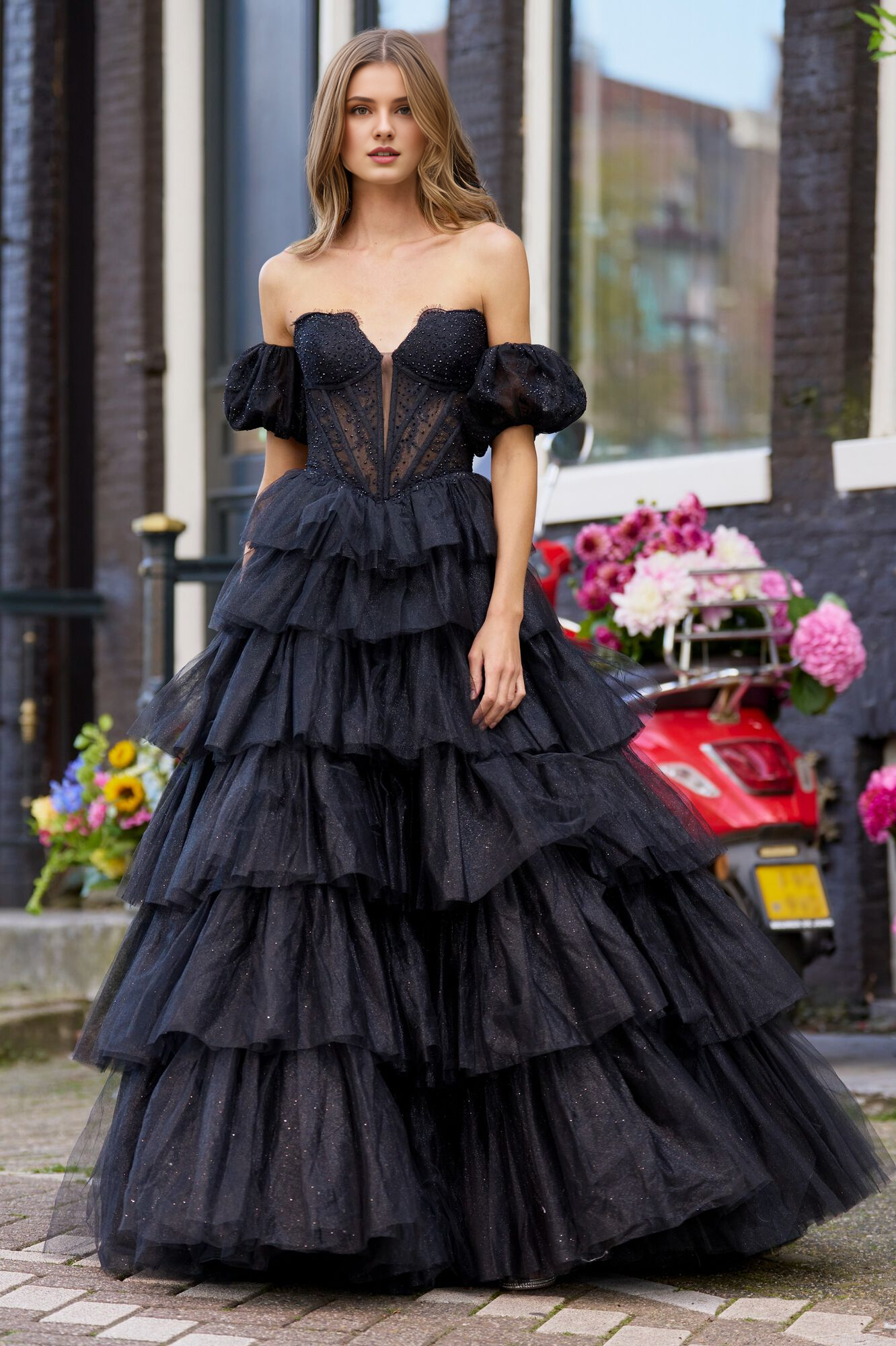 Corsé ajustado sin tirantes con ilusión en V profundo, gasa brillante y vestido de fiesta largo hasta el suelo 