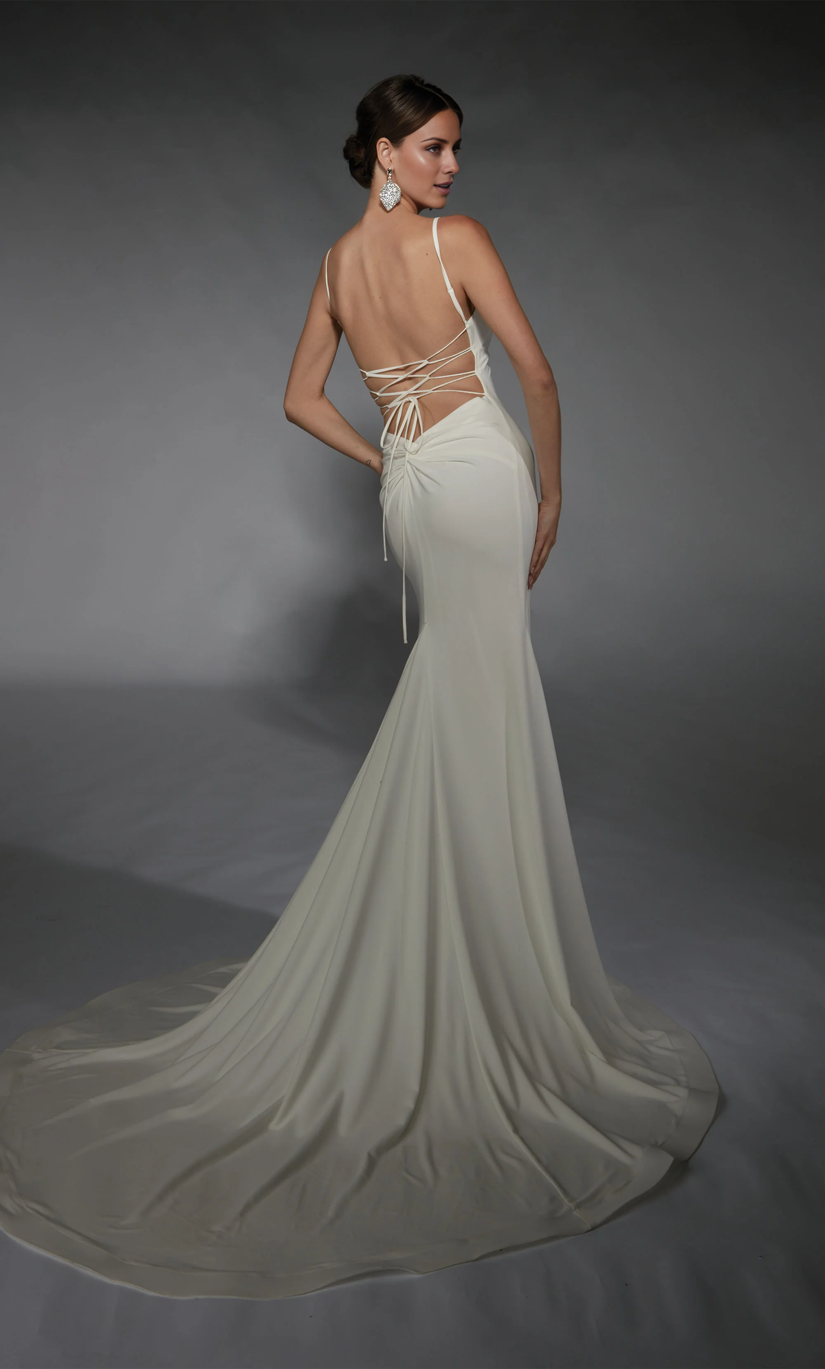 Vestido de novia de corte entallado con escote en V y espalda con cordones en forma de trompeta