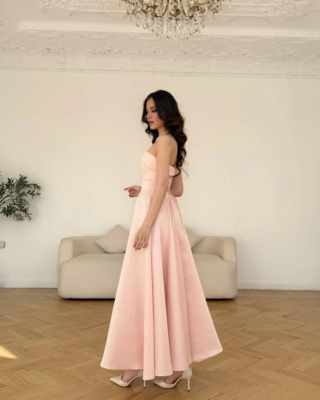 Vestido de fiesta minimalista con hombros descubiertos y corte A de Jimiss
