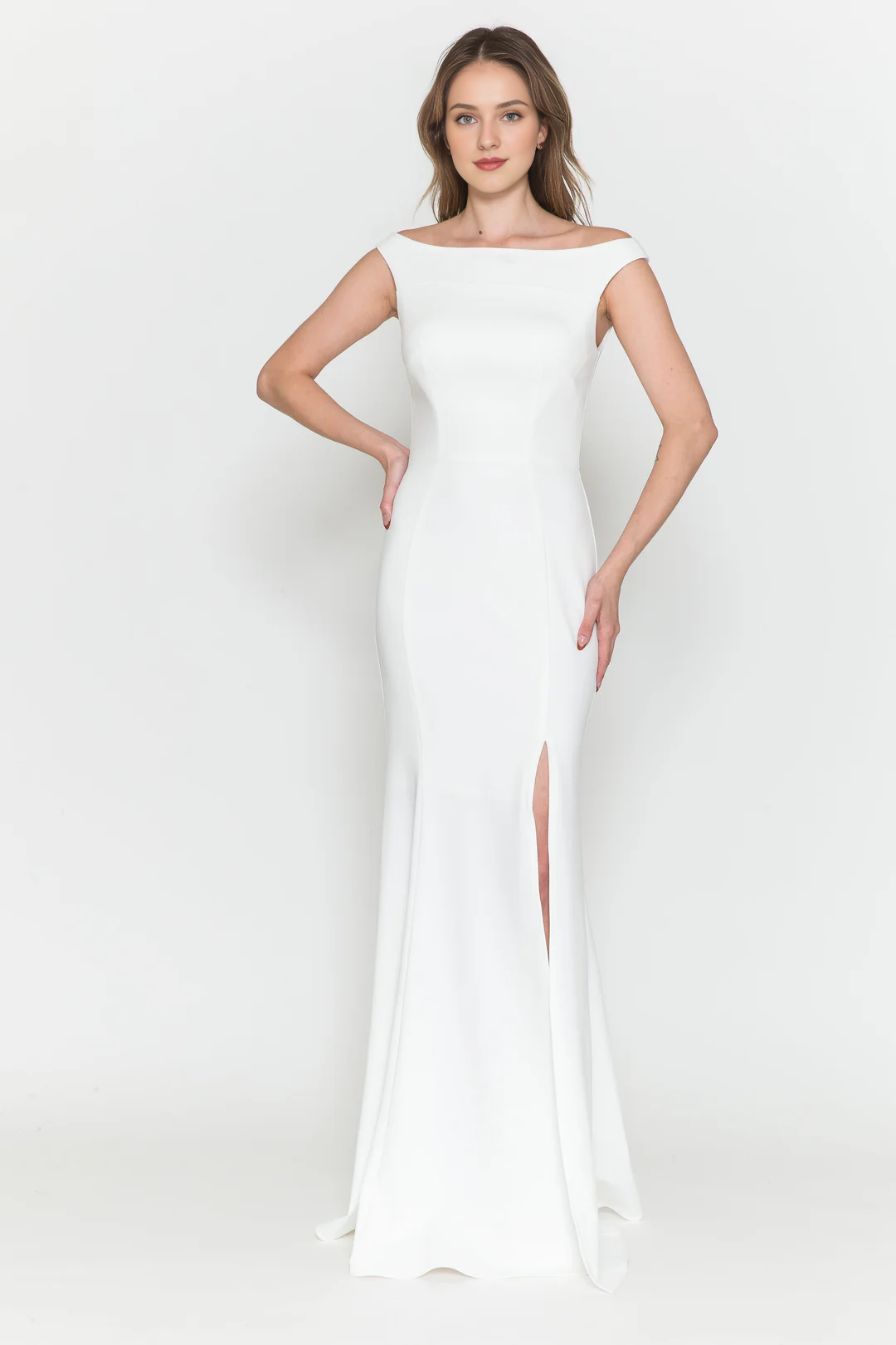 Vestido largo ajustado con abertura en la pierna y hombros descubiertos