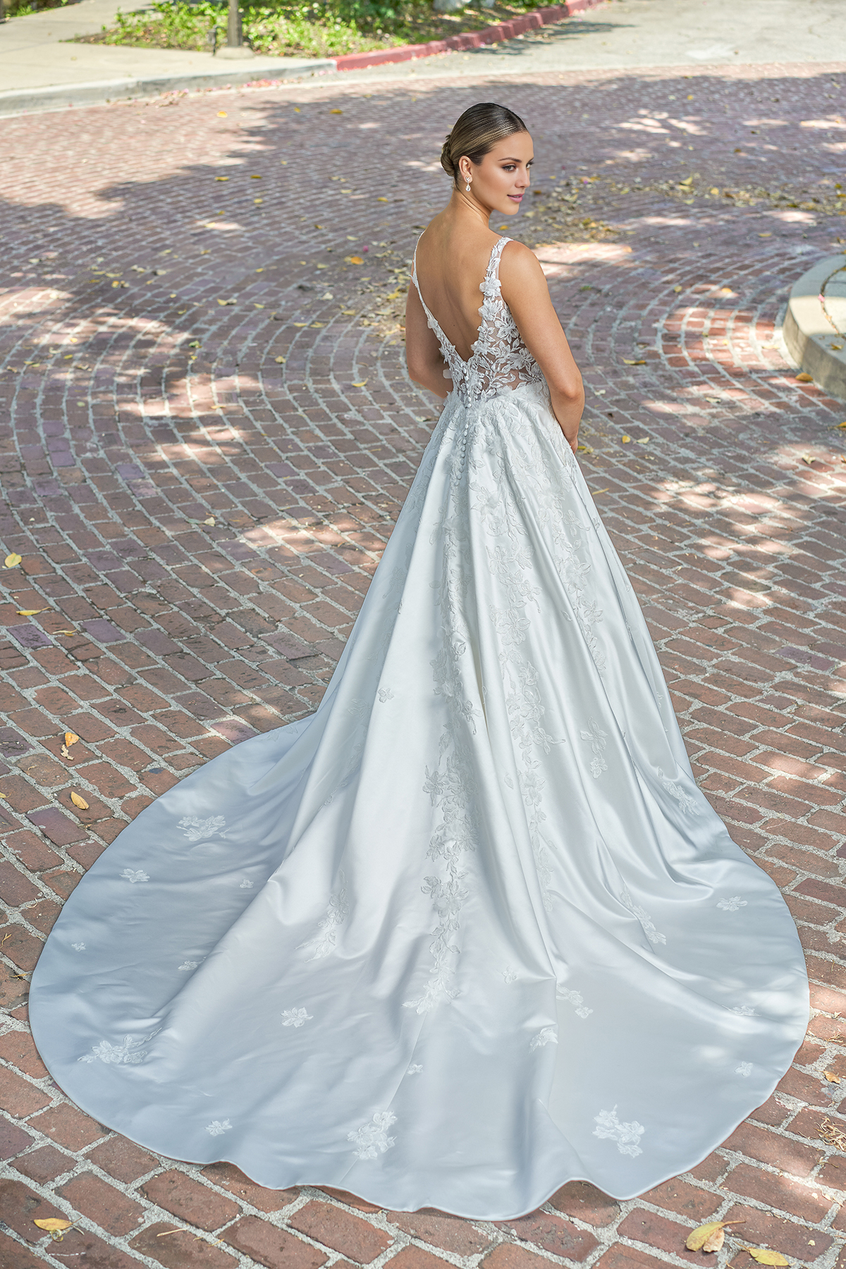 Abito da sposa a trapezio in raso con scollo a V profondo, perline floreali 3D in pizzo e lunghezza al pavimento
