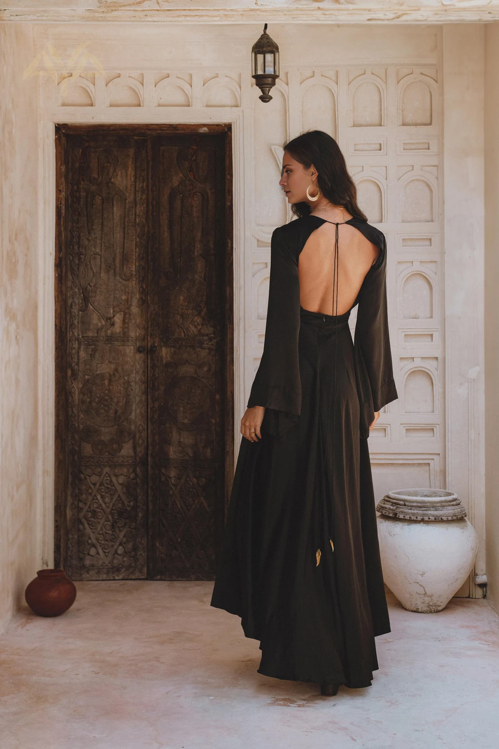 Vestido de noche Jimiss con escote en V, manga larga, espalda descubierta y largo hasta el suelo 