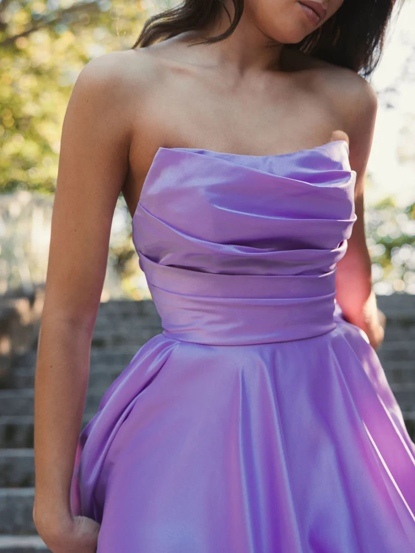 Vestido de noche largo hasta el suelo con falda plisada, sin tirantes y sin mangas