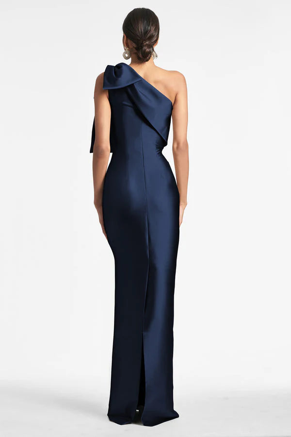 Vestido de fiesta Jimiss con escote asimétrico, hombros descubiertos, sin mangas, detalle de lazo, espalda descubierta y largo hasta el suelo