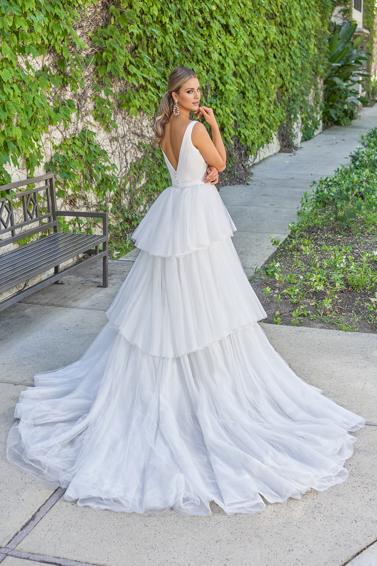 Vestido de novia único de satén con escote cuadrado, corte entallado, largo hasta el suelo y con cuernos.