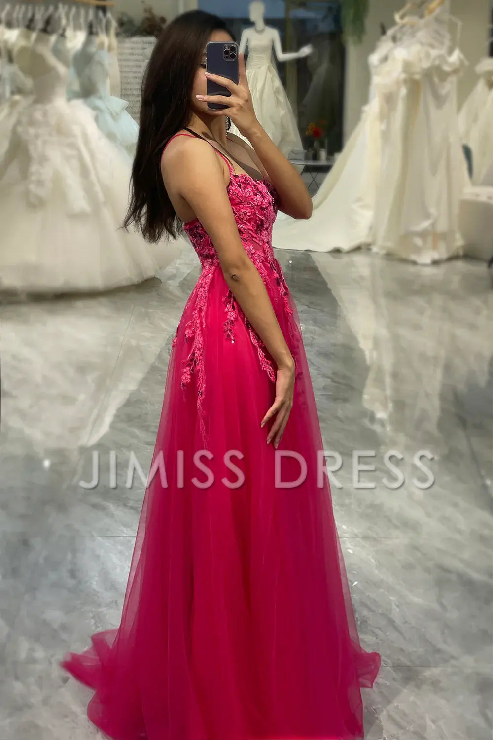 Vestido de fiesta Jimiss de corte A con tirantes finos en color fucsia, largo y transparente con apliques 