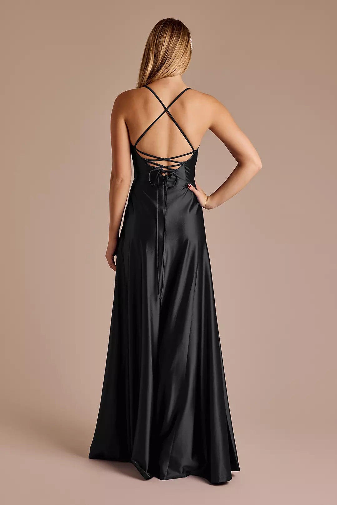Vestido de fiesta Jimiss de satén con escote en V, tirantes finos, abertura lateral en la espalda expuesta y largo hasta el suelo