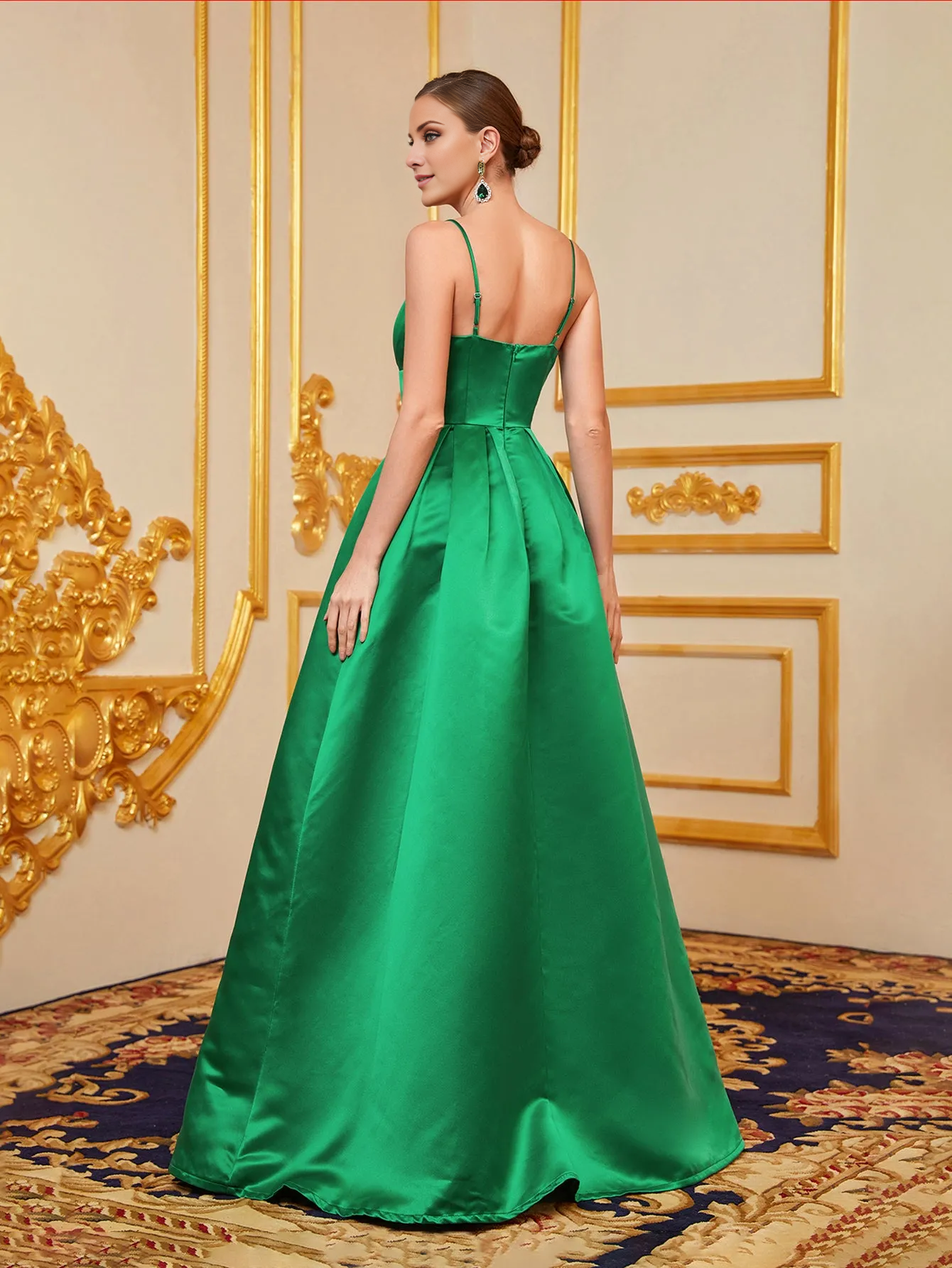 Abito formale a trapezio in raso con spalline sottili, spacco laterale e lunghezza al pavimento