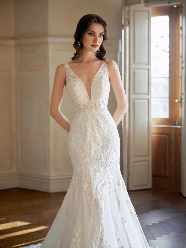Sexy abito da sposa in pizzo lunghissimo con scollo a V e schiena scoperta a coda di pesce