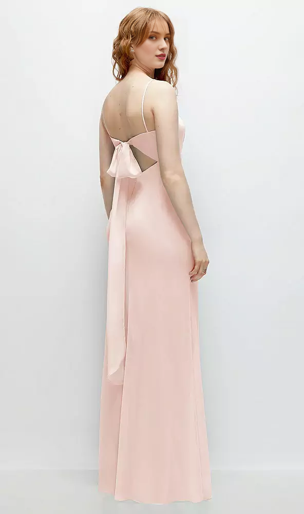 Vestido de fiesta largo hasta el suelo con abertura frontal, tirante en la espalda y cuerno hueco