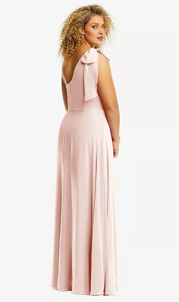 Vestido de fiesta con lazo y bufanda colgando de un hombro