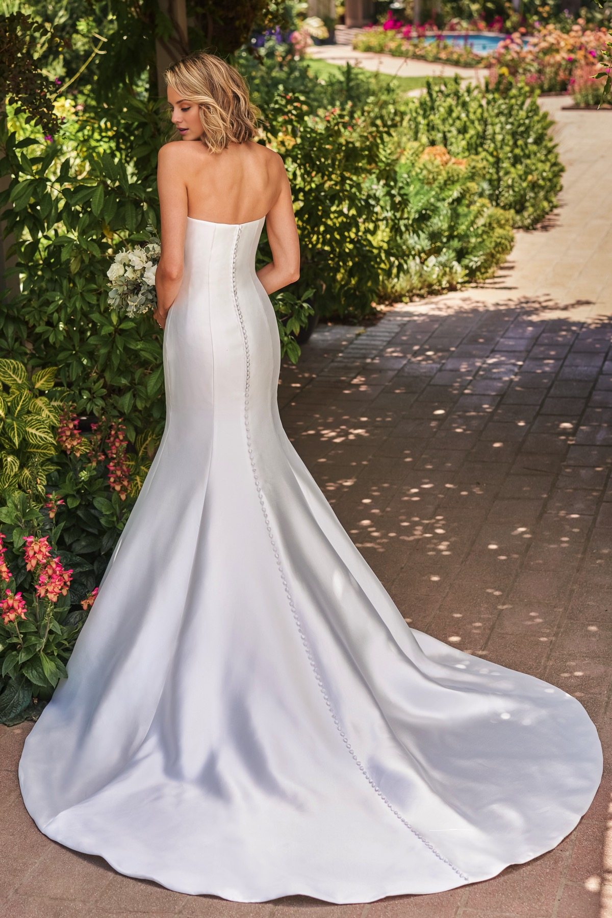 Vestido de novia sirena asimétrico sin tirantes y largo hasta el suelo