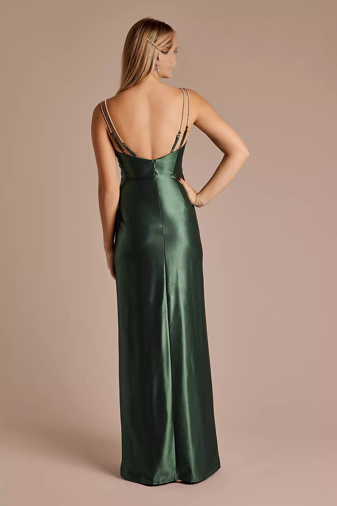 Vestido de fiesta Jimiss de satén con escote en V profundo, tirantes finos, abertura lateral en la espalda expuesta y largo hasta el suelo.